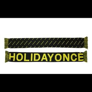 HOLIDAYONCÉ KNIT SCARF